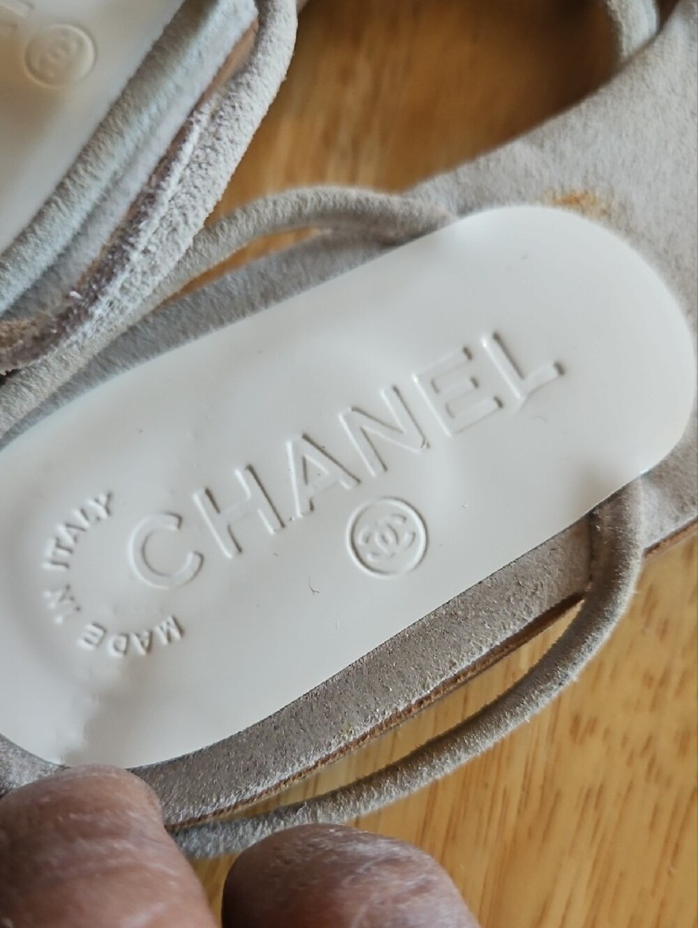 CHANEL Vintage Thong Gray Suede and White Patent Leather Sandals - Picture 4 of 16